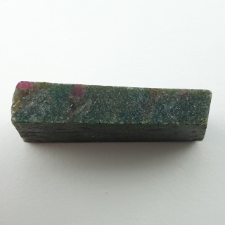 Rubin w fuchsycie cięty surowy 33x22 mm nr 62