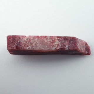 Thulit cięty surowy 33x13 mm nr 147