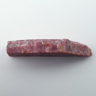 Thulit cięty surowy 33x14 mm nr 142
