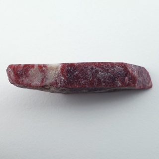 Thulit cięty surowy 39x16 mm nr 165