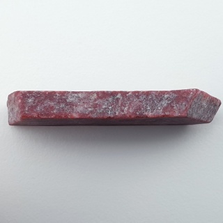 Thulit cięty surowy 46x17 mm nr 173