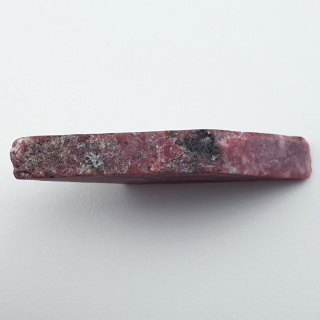 Thulit cięty surowy 49x19 mm nr 171