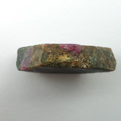 Rubin w fuchsycie cięty surowy 18x15 mm nr 152