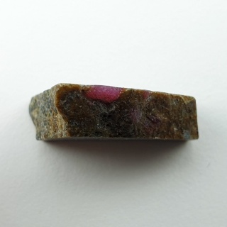 Rubin w fuchsycie cięty surowy 21x19 mm nr 137