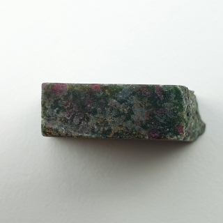 Rubin w fuchsycie cięty surowy 25x21 mm nr 118