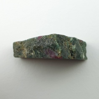 Rubin w fuchsycie cięty surowy 27x26 mm nr 128