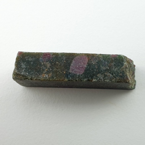 Rubin w fuchsycie cięty surowy 28x13 mm nr 81