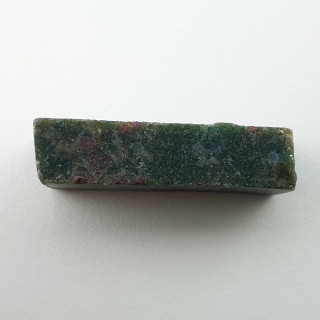 Rubin w fuchsycie cięty surowy 28x15 mm nr 102