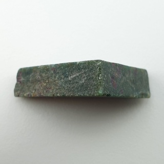 Rubin w fuchsycie cięty surowy 28x25 mm nr 100