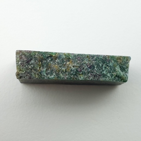 Rubin w fuchsycie cięty surowy 29x17 mm nr 105