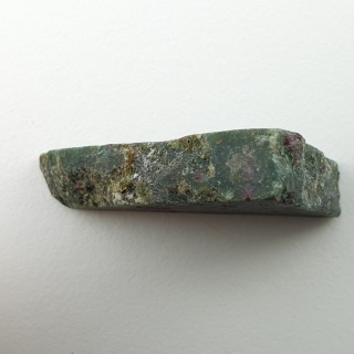 Rubin w fuchsycie cięty surowy 30x23 mm nr 112