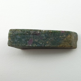 Rubin w fuchsycie cięty surowy 32x11 mm nr 80