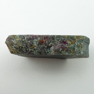 Rubin w fuchsycie cięty surowy 32x18 mm nr 130