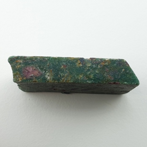 Rubin w fuchsycie cięty surowy 32x20 mm nr 90