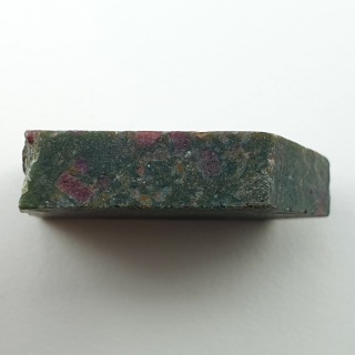 Rubin w fuchsycie cięty surowy 32x24 mm nr 74