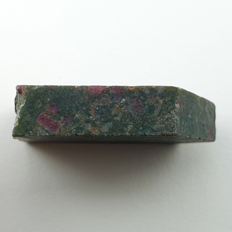 Rubin w fuchsycie cięty surowy 32x24 mm nr 74