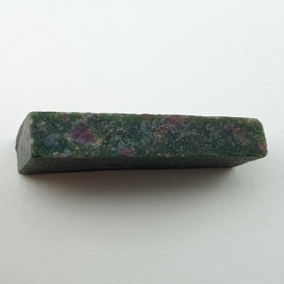 Rubin w fuchsycie cięty surowy 33x16 mm nr 68