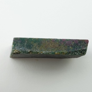 Rubin w fuchsycie cięty surowy 33x25 mm nr 103