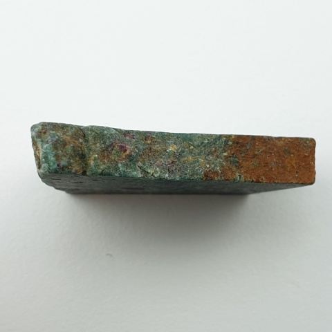 Rubin w fuchsycie cięty surowy 33x30 mm nr 89