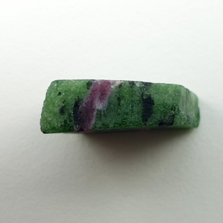 Zoisyt z rubinem cięty surowy 18x18 mm nr 154