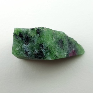 Zoisyt z rubinem cięty surowy 21x14 mm nr 198