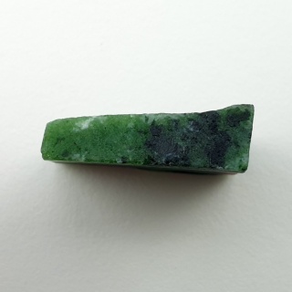 Zoisyt z rubinem cięty surowy 21x17 mm nr 190