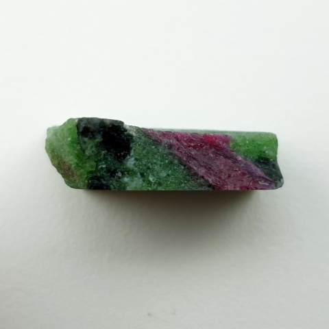 Zoisyt z rubinem cięty surowy 21x18 mm nr 208