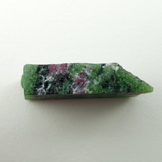 Zoisyt z rubinem cięty surowy 23x17 mm nr 108