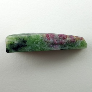 Zoisyt z rubinem cięty surowy 24x14 mm nr 127