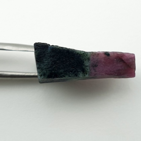 Zoisyt z rubinem cięty surowy 25x20 mm nr 119