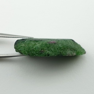 Zoisyt z rubinem cięty surowy 27x18 mm nr 129