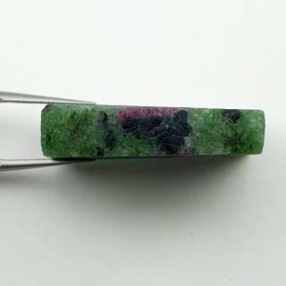 Zoisyt z rubinem cięty surowy 28x22 mm nr 185