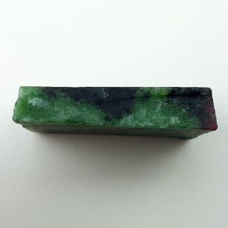 Zoisyt z rubinem cięty surowy 28x24 mm nr 143