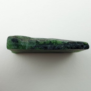 Zoisyt z rubinem cięty surowy 28x25 mm nr 135