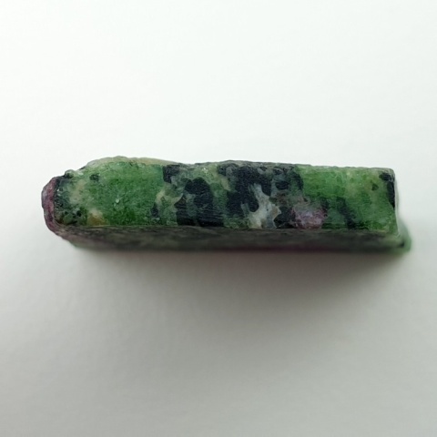 Zoisyt z rubinem cięty surowy 28x26 mm nr 114