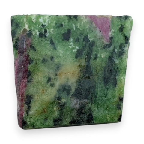 Zoisyt z rubinem cięty surowy 28x26 mm nr 114