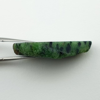 Zoisyt z rubinem cięty surowy 29x24 mm nr 150