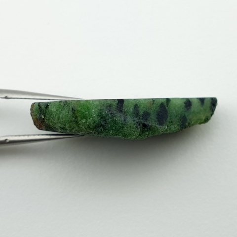 Zoisyt z rubinem cięty surowy 29x24 mm nr 150