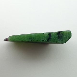 Zoisyt z rubinem cięty surowy 30x28 mm nr 174