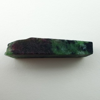 Zoisyt z rubinem cięty surowy 31x15 mm nr 142