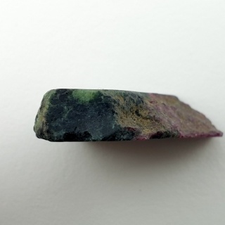 Zoisyt z rubinem cięty surowy 31x19 mm nr 195