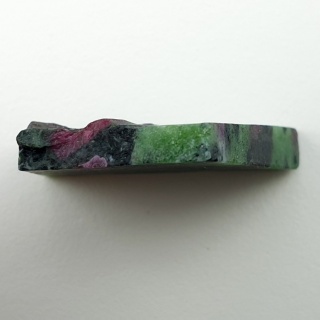 Zoisyt z rubinem cięty surowy 31x28 mm nr 176