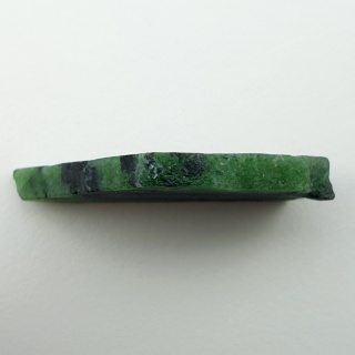 Zoisyt z rubinem cięty surowy 32x22 mm nr 140
