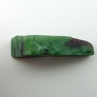Zoisyt z rubinem cięty surowy 33x23 mm nr 181