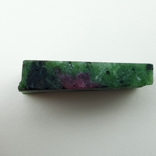 Zoisyt z rubinem cięty surowy 33x24 mm nr 171