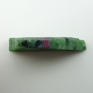 Zoisyt z rubinem cięty surowy 33x30 mm nr 177