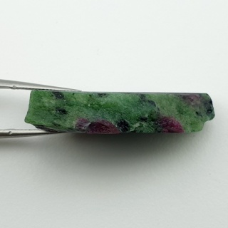 Zoisyt z rubinem cięty surowy 34x22 mm nr 152