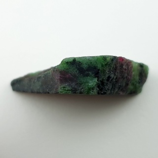 Zoisyt z rubinem cięty surowy 34x28 mm nr 133