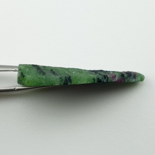 Zoisyt z rubinem cięty surowy 35x26 mm nr 180