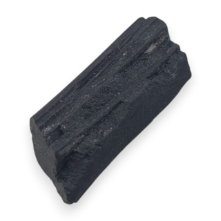 Czarny turmalin surowy 24x11 mm nr 836